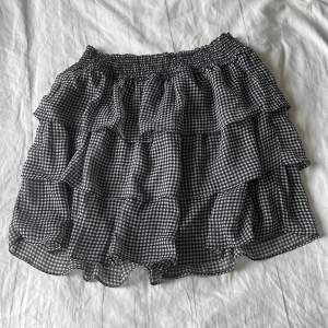 Superfin kjol från H&M som inte längre är min stil! Passar mig som är 173 och vanligtvis har storlek S eller 36. 