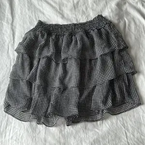 Superfin kjol från H&M som inte längre är min stil! Passar mig som är 173 och vanligtvis har storlek S eller 36. 