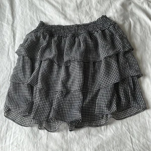 Volangkjol - Superfin kjol från H&M som inte längre är min stil! Passar mig som är 173 och vanligtvis har storlek S eller 36. 