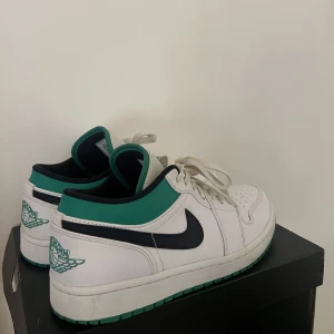 Jordan 1 - Så snygga Jordan 1 Low Whiteboarden Stadium Green😍Toppen skick, lite creasade (se bild 3). Köpta på Footlocker i Sthlm. Orginalbox medföljer. Storlek 42. Skriv vid intresse eller frågor!!❤️