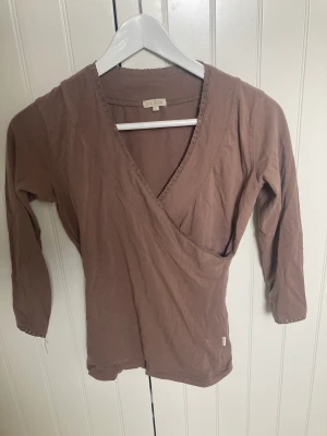 Brun tröja - Söt tröja från Bikbok, aldrig använd och mycket fin, sitter tajt och har lite kortare armar. Säljer pågrund av att det inte är min stil!