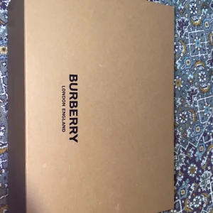 Burberry skor strl 42 - Helt nya burberry sneakers strl 42 i modellen Ronnie m low check. Ny pris 6700kr mitt pris 4200 helt oanvända i orginal låda.