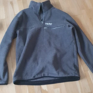 Peak half zip - Har tyvär blivit för liten därav säljer jag den