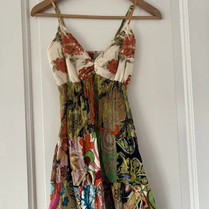 Mönstrad klänning  - Fin klänning i olika färger och mönster (står inte vilket märke det är), stlk S