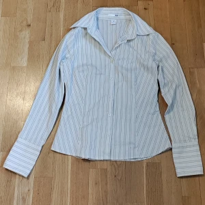 Vintage H&M Blus  - Säljer den här jättegulliga blusen. Den kommer från H&Ms vintaged kollektioner från 90talet och säljs inte längre. Den är figursydd och tyget har fin textur som man ser på bild 3💕 Säljer då den var för stor för mig Priset går såklart att diskutera.