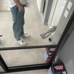 Blå jeans  - Använda ganska mycket förut men använder inte längre. Bra skicka förutom ett hål längst ner på jeansen. Skriv för mer frågor eller för mer bilder