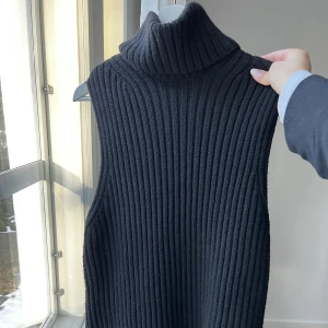 Väst med Polo - En stickad väst med polo. Köpt secondhand men aldrig använd då den ej passade mig. Superfin och större i storlek än XS