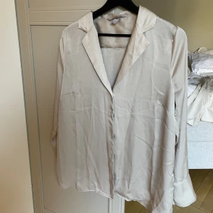 Blus från H&M  - Satinblus från H&M i storlek M.   Använd en gång. 