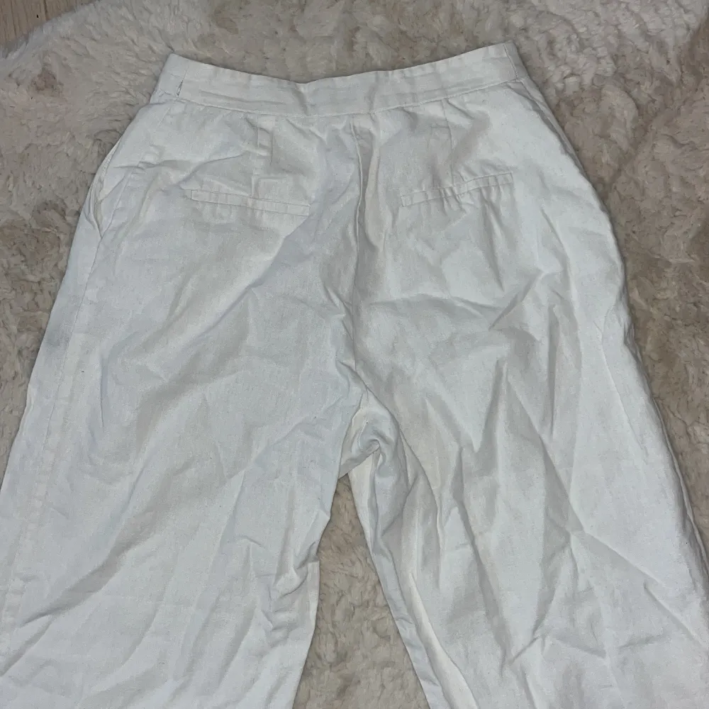 Säljer mina vita linnebyxor som blivit försmå för mig! Raka ben, storlek 36 . Jeans & Byxor.