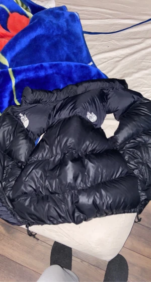 North face vest - North Face väst, jätte puffig satt den håller en varm. Har haft den i flera år men nu känns det som att man tröttnat på den. Priset kan sänkas vid snabb köp. Riktig såklart