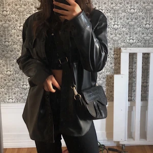 Leather Shirtjacket - Snygg, tunn läderjacka som passar bra till våren ☺️Syntet läder förstås!