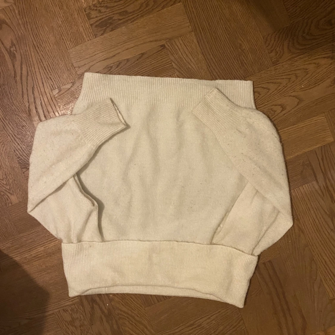 Off shoulder pullover - 90