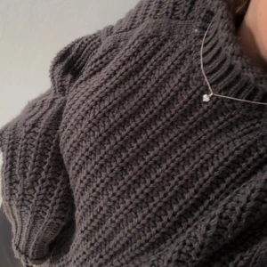 Mörk Brun/grå Tjock stickad tröja  - Mörk brun/grå Tjock mysig stickad tröja lite kortare fint skick