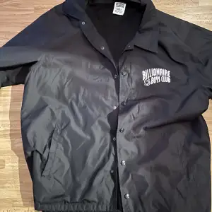 Köpt i japan  overshirt/ coachjacket. Köpt för 2 år sen men har knappt använt den.  Har du några frågor eller funderingar kom pm