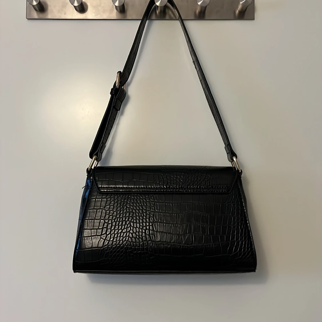 Svart handväska i skinninmitation  - 90