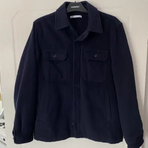 Blå overshirt Zara - Snygg overshirt i polyester och ull till våren. Köpt från Zara för 699kr och är knappt använd, skick 10/10. Buda eller köp direkt för 399kr!