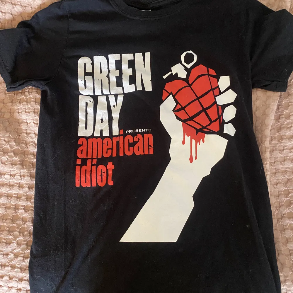 Green day tröja från Arsenik i Malmö som är använd ett par gånger men det syns inte. Den är i bra skick och är i storlek s! . T-shirts.