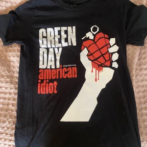 Green day t-shirt - Green day tröja från Arsenik i Malmö som är använd ett par gånger men det syns inte. Den är i bra skick och är i storlek s! 