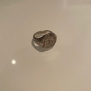 Reckless Scholars Ringar - 2 st Reckless scholars ringar i silver (925).  Storlek S och M som är deras storlekar. Sjukt ovanliga!  Pris per ring: 2000kr  Kan diskuteras. 