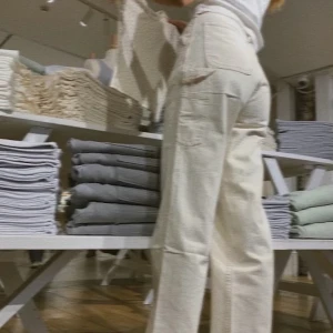 intressekoll - intressekoll på mina vita cargos från brandy melville, helt nya. men jag har klippt två hål på insidan men det syns inte på utsidan. ☺️