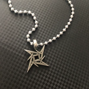 Metallica halsband  - Pris går att diskutera! Till dig som är ett Metallica fän säljer jag nu detta feta halsband från Metallicas egna merch som är svårt att få tag på<3