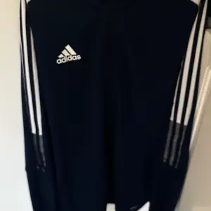 Blå adidas tröja (hel zipp) . Bra skick.