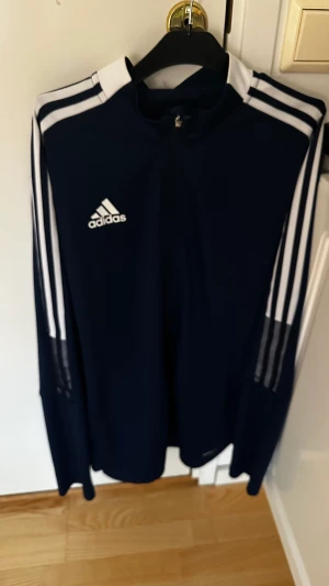 Adidas tröja - Blå adidas tröja (hel zipp) . Bra skick.
