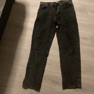 Woodbird leroy - Säljer dessa Woodbird jeans för de är försmå. Bra skicka 7-8/10