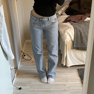 Jeans - Weekday jeans i modellen low arrow, aldrig använda så i helt nyskick. I färgen ”summer blue” 