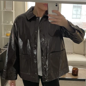 Jacka Weekday - Säljer ”lackad” jacka ifrån Weekday, storlek S