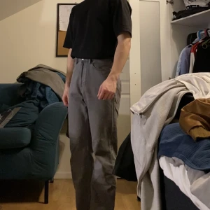 Gråa Jeans  - Snygga raka och avslappnade jeans i grå färg.  Köpta på Weekday. Storlek: W:28 L:32