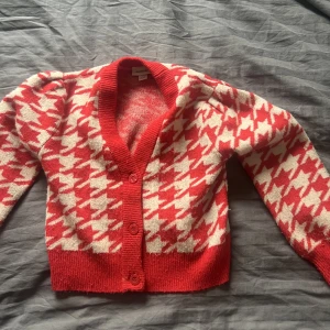 Kofta - Säljer denna fina röda mönstrade kofta från Monki. Använd en gång, så i bra skick.🙌🏻🙌🏻 