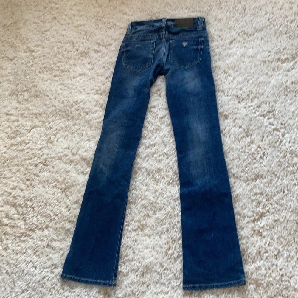 Snygg jeans som från Guess i storlek 24 i blå. Säljer pga att de e för små.. Jeans & Byxor.