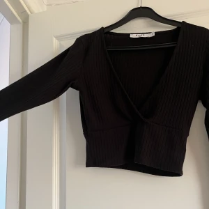 Långärmad topp - Långärmad svart  v ringad topp i storlek Xs, är som nu då den använts väldigt fåtal gånger🥰 nypris 349