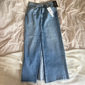 Jeanskjol  - Jeanskjol i maxi från Nakd🌸 helt oanvänd, säljer pga storleken inte passade mig✨ Kjolen är slutsåld på hemsidan, så buda nedan🌟