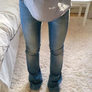 Säljer mina fina ljusblå bootcut jeans från Wrangler. Byxor är i storlek 26x32 men är små i storleken!! Skulle säga att det passa 24 eller 25 i midjan. 