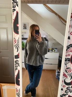 Stickad tröja från only - Intressekoll på min stickade tröja, lång i ärmarna och hög krage! Säljer för 450(köpt för 899kr)