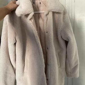 Teddy jacka  - Vit/jätteljusrosa furr jacka, använd 1 gång, storlek XS/S 