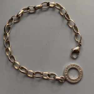 Tomas sabo armband - Säljer mitt fina tomas sabo armband då det är för litet, det är 15 cm långt. Byter även gärna med ett större. Pris går att diskutera, men köparen står för frakten. Tvättar såklart armbandet innan