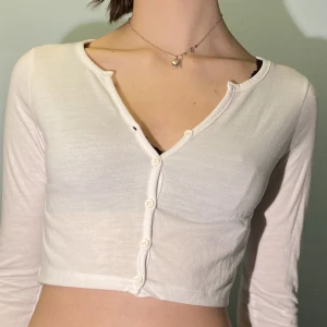 Vit topp - Så söt vit topp från Madlady. aldrig använd, nyskick. Pris kan diskuteras!💗💓