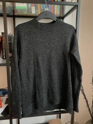 Stickad tröja, 34 / XS - Stickad mjuk tröja från Weekday, strl XS. Används för sällan.  Material: 45% akryl, 27% polyamid, 10% alpaca, 9% ull