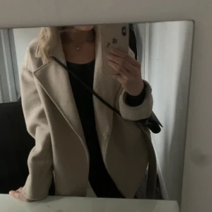 Kappa  - Super fin beige kappa från NA-KD som är i bra skick förutom att den är lite nopprig!