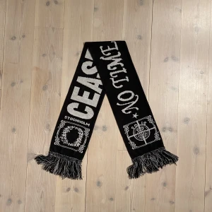 Cease to exist varg2tm halsduk - Cease 2 exist halsduk från släppet i höstas. C2E är techno artisten Varg2tms skivbolag som har samarbetat med stora namn som yung lean, bladee och ecco2k.