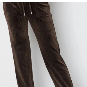 Bruna juicy byxor - Bruna juicy byxor i jätte bra skick, säljer då dom är för korta på mig som är 170.