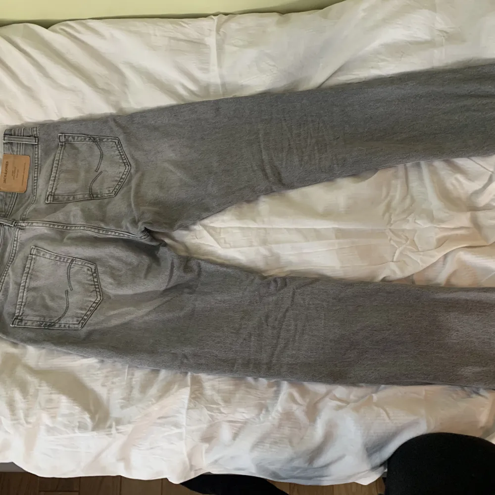 Gråa jack and Jones jeans, väldigt lite använda samt väldigt bra skick, nypris är 600. Storlek W31 L34. Jeans & Byxor.