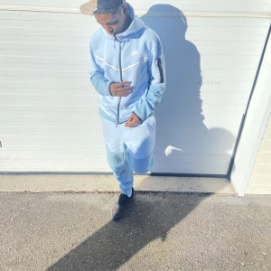 Hej jag vill sälja min Nike tech de är för stora för mig  - Anledningen varför jag vill sälje de är för att jag har blivit tröt på dem och att den är lite stor för mig 