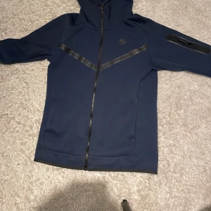 Blå nike tech stl xs  - Har haft den i 2 månader men är för liten så vill bli av me den 