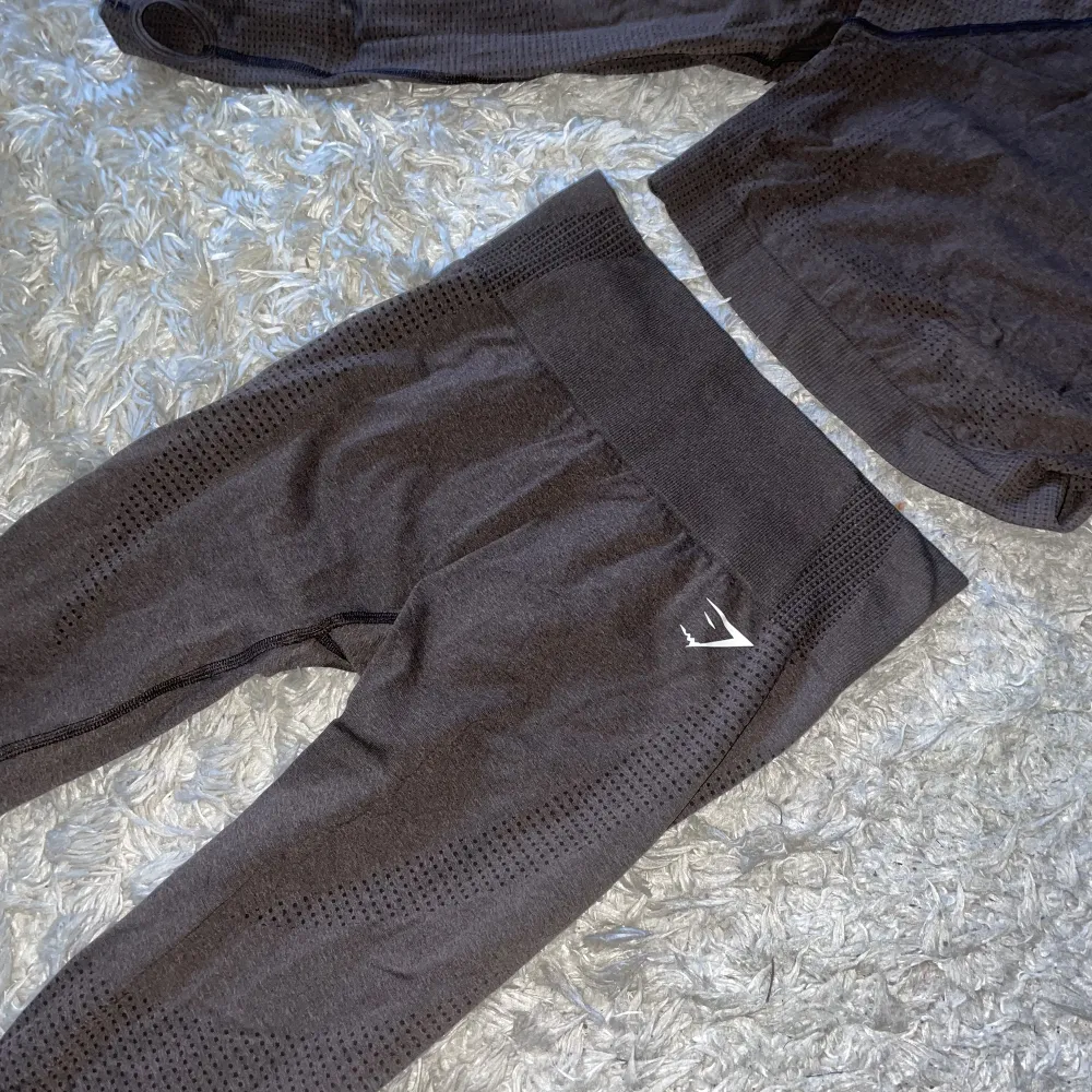 Bruna tights och topp från gymshsrk ( lite smink på tröjan som givetvis ska tvättas bort ) användt 2 gånger men passar inte mig. Tights storlek M passar även S Topp S 200 kr / per del Ordinarie pris är 700 för tights och 500 för topp. Hupparit & Collegepaidat.