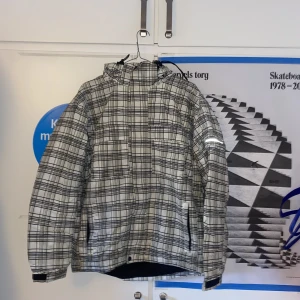 Jacka med luva - Varm jacka bra till vintern! Passar medium 