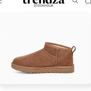 Uggs  - Aldrig använda fake uggs, beställde storlek 40 men de är som en 38. Jätte lurviga och mysiga, ser i princip ut som äkta 